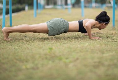 Fitness asya kadın şınav açık havada yapıyor, sağlıklı yaşam tarzı kavramı.
