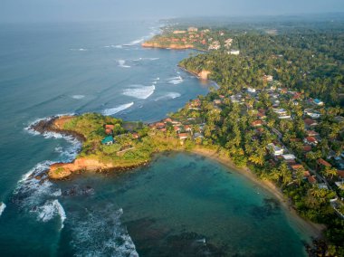 Sri lanka, balıkçı köyü ile güzel deniz manzarası havadan görünümü