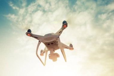 Bulutlu gökyüzünün altında havada uçan drone