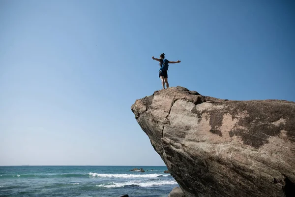 Framgångsrik Kvinna Vandrare Med Utsträckta Armar Seaside Rock Cliff Edge — Stockfoto