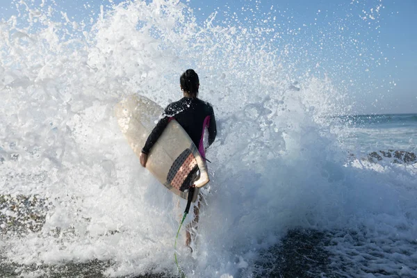 Kobieta Surfer Deską Surfingową Będzie Surfować — Zdjęcie stockowe