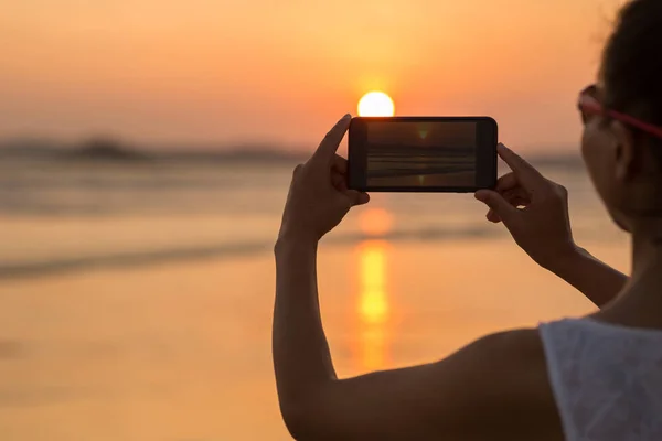 Ung Kvinna Tar Bild Havet Solnedgång — Stockfoto