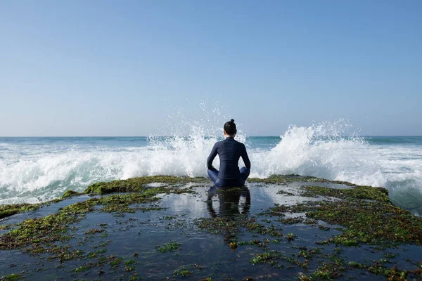 Yoga Kvinna Meditation Vid Havet Klippa Kanten Inför Kommande Starka — Stockfoto
