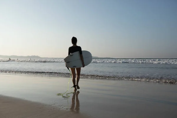Жінка Серфер Ходить Пляжі Збирається Серфінг — стокове фото