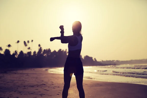 Kvinna Stretching Armar Sunrise Beach — Stockfoto