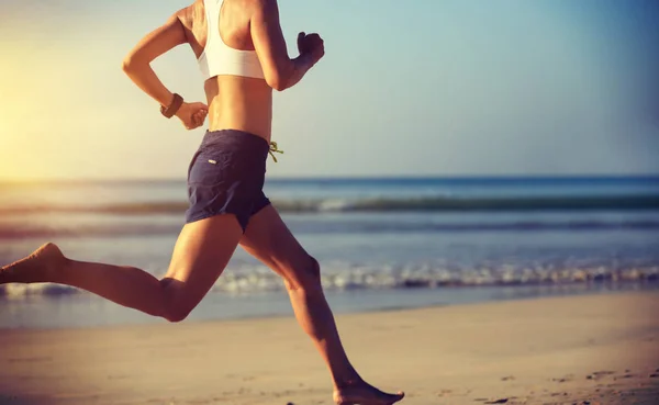 Молодая Фитнес Женщина Бежит Пляже Восхода Солнца — стоковое фото