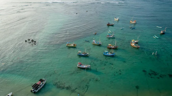 Εναέρια Θέα Της Πανέμορφης Κρυστάλλινος Ωκεανόριος Ωκεανός Ψαρόβαρκες Στην Ακτή — Φωτογραφία Αρχείου