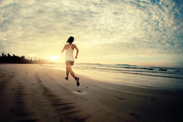 年轻的健康女子在日出海滩奔跑 — 图库照片