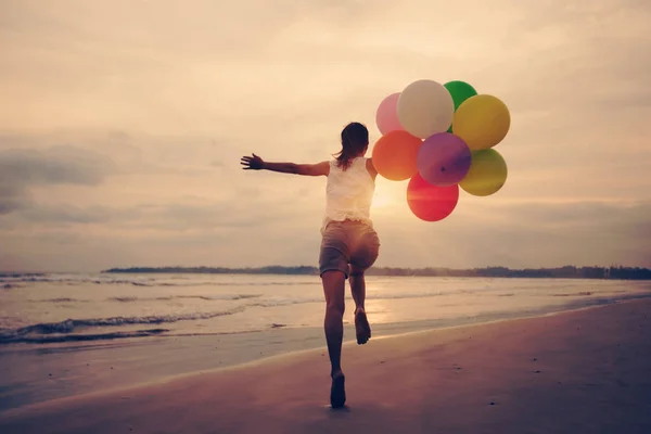Junge Frau Rennt Und Springt Mit Bunten Luftballons Aufs Meer — Stockfoto