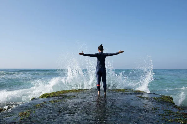 Sterke Vrouw Met Uitgestrekte Armen Bij Seaside Mossy Coral Reef — Stockfoto