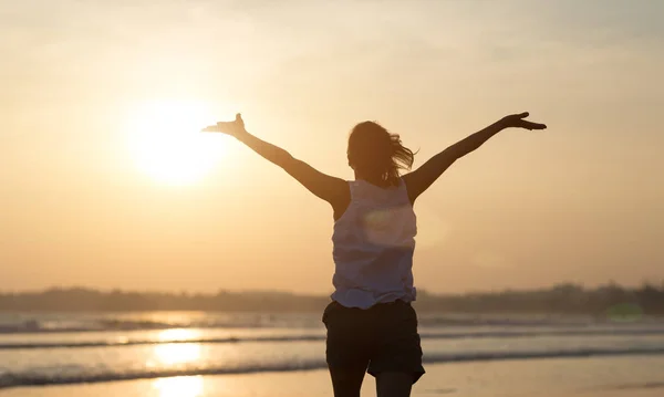 Ευτυχισμένος Ελεύθερη Γυναίκα Που Τρέχει Στην Παραλία Ηλιοβασίλεμα — Φωτογραφία Αρχείου