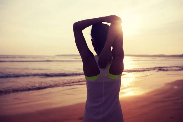 Kobieta Rozgrzewająca Się Plaży Zachody Słońca Widok Tył — Zdjęcie stockowe