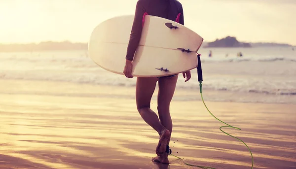 Mujer Surfista Con Tabla Surf Orilla Del Mar Musgoso —  Fotos de Stock