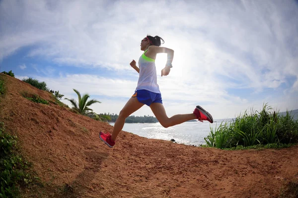 在海边小山奔跑的妇女小道赛跑者 — 图库照片