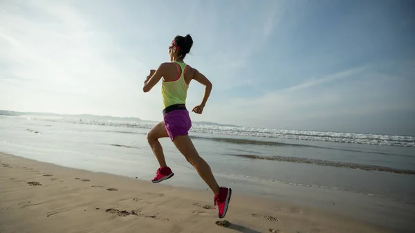 Güneş Doğarken Plajda Koşan Fitness Kadın Koşucusu — Stok fotoğraf
