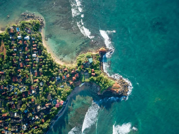 スリランカの漁師の村と美しい海景の空中ビュー — ストック写真