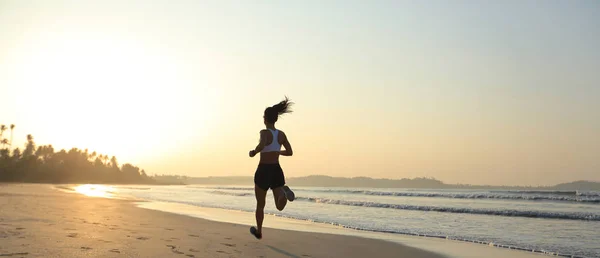 Jovem Mulher Fitness Correndo Praia Nascer Sol — Fotografia de Stock