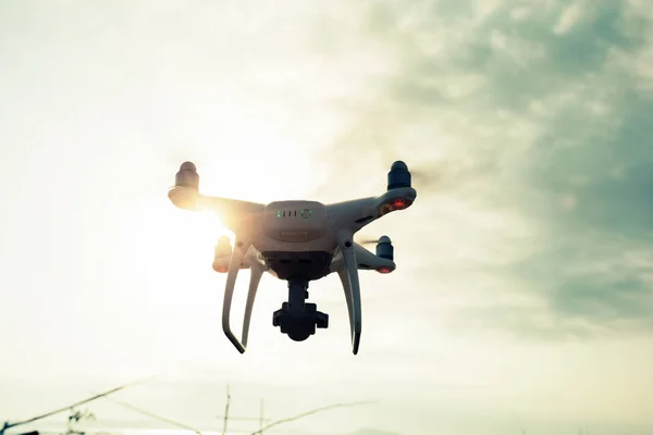 Drone Voando Sob Céu Nublado — Fotografia de Stock