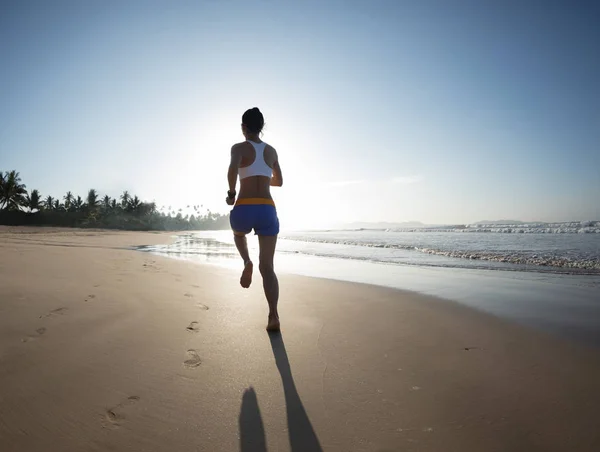 Joven Mujer Fitness Corriendo Amanecer Playa —  Fotos de Stock