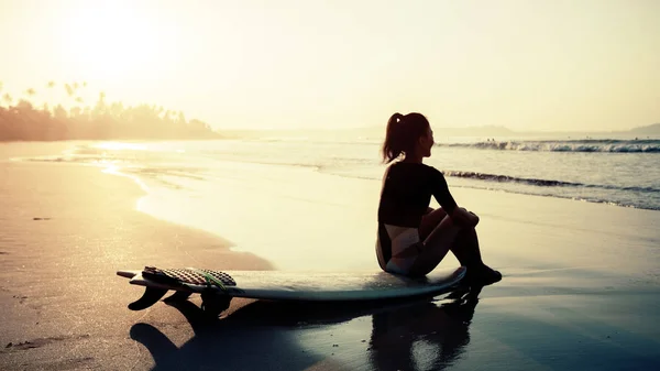 Chica Surfista Sentada Playa Tabla Surf Amanecer —  Fotos de Stock