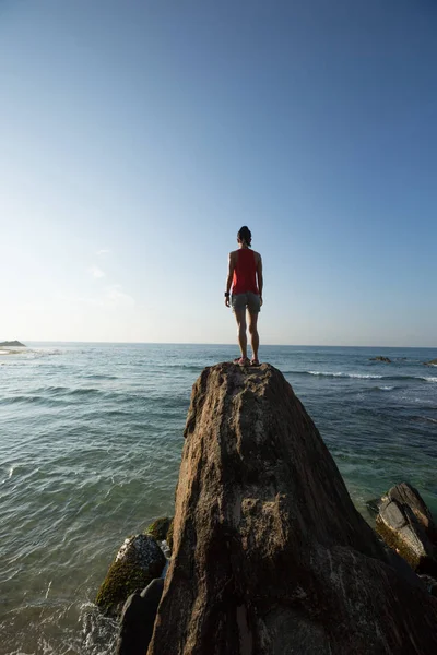 Mutige Frau Steht Auf Der Klippe Meer — Stockfoto