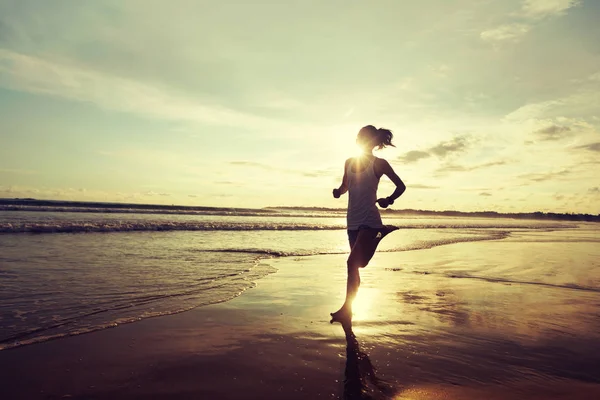 Jovem Mulher Fitness Correndo Praia Nascer Sol — Fotografia de Stock