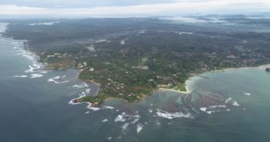 Sri lanka, balıkçı köyü ile güzel deniz manzarası havadan görünümü