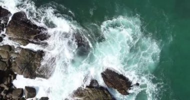 Dalgalar kıran güzel deniz manzarası havadan görünümü