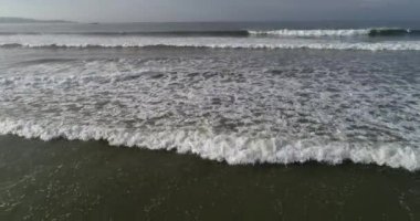 Okyanus dalgalarının Sri Lanka kıyısındaki tropik plajları yıkadığı yakın çekim görüntüleri.