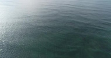 Dalgalar ile güzel deniz manzarası havadan görünümü  