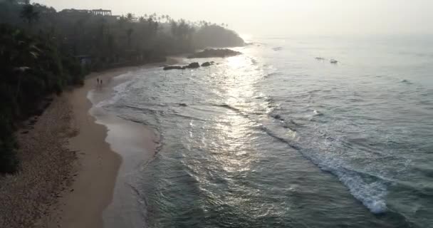 Imágenes Aéreas Las Olas Del Océano Lavando Playa Tropical Atardecer — Vídeo de stock