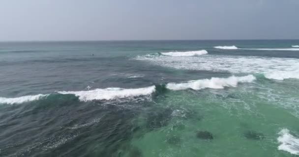 Вид Воздуха Дрона Серферов Ловли Волн Время Серфинга Индийском Океане — стоковое видео