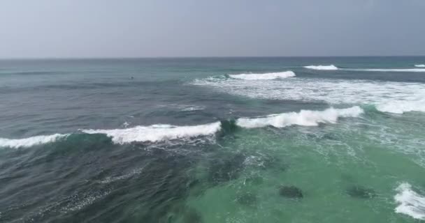 Luchtfoto Van Drone Van Surfers Voor Het Vangen Van Golven — Stockvideo