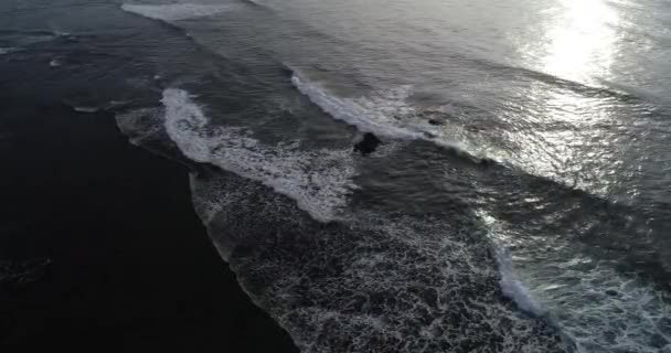 美丽的海景与波浪的鸟瞰图 — 图库视频影像