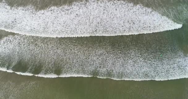 Letecký Pohled Krásnou Písečnou Pláž Vlnami — Stock video