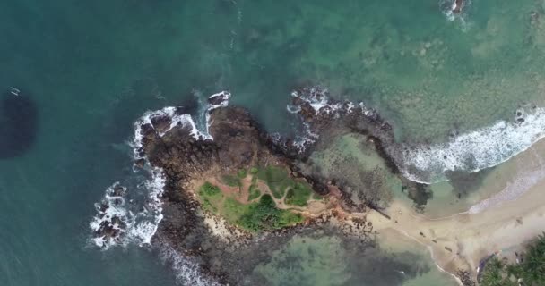 Légi Felvétel Gyönyörű Trópusi Szigeten Tenger Hullámai — Stock videók
