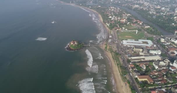 Luchtbeelden Van Oceaangolven Die Langs Kust Van Vissersdorp Sri Lanka — Stockvideo