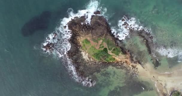 Vista Aérea Hermosa Isla Tropical Con Olas Marinas — Vídeo de stock