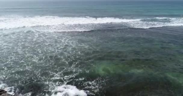 Donna Successo Piedi Sul Bordo Della Scogliera Rocciosa Sul Mare — Video Stock