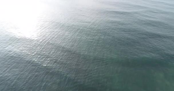 Vue aérienne du beau paysage marin avec des vagues   