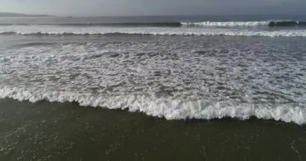 Images Gros Plan Vagues Océaniques Lavant Une Plage Tropicale Sur — Video