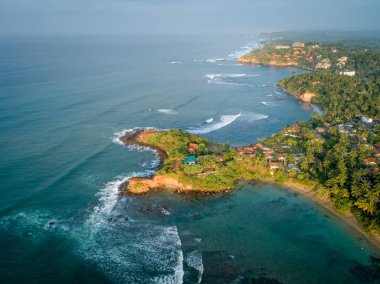 Sri lanka, balıkçı köyü ile güzel deniz manzarası havadan görünümü