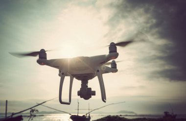 Bulutlu gökyüzünün altında havada uçan drone