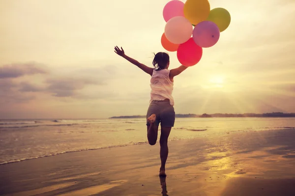 Jonge Vrouw Lopen Springen Zee Met Gekleurde Ballonnen — Stockfoto