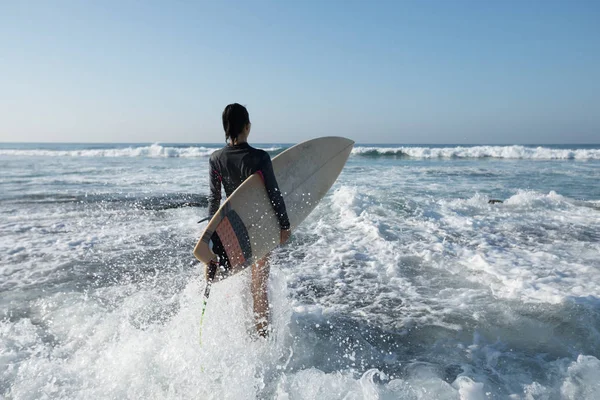 Surferin Geht Mit Surfbrett Zum Surfen — Stockfoto