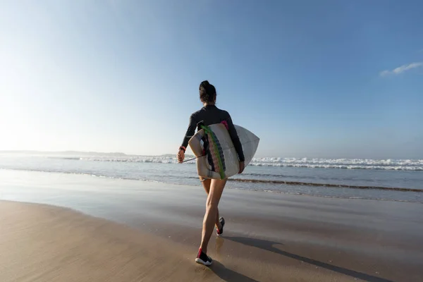 Surfista Menina Com Prancha Andando Praia — Fotografia de Stock