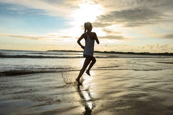 Młoda Fitness Kobieta Działa Plaży Zachód Słońca — Zdjęcie stockowe