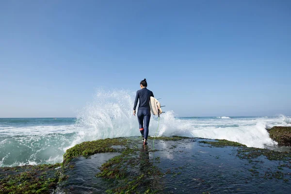 Vrouw Surfer Met Surfplank Gaat Surfen — Stockfoto