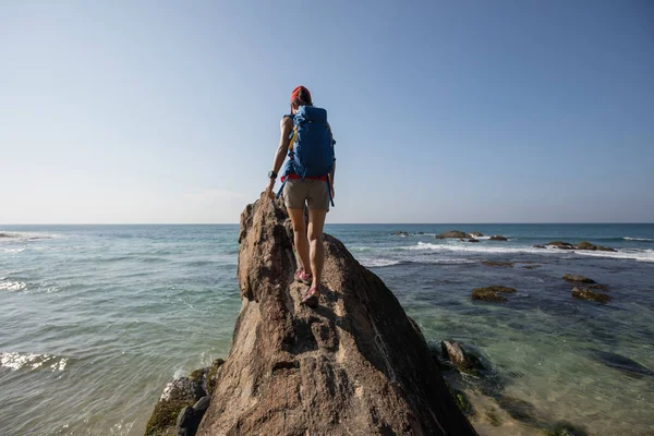 Framgångsrik Kvinna Vandrare Seaside Rock Cliff Edge — Stockfoto