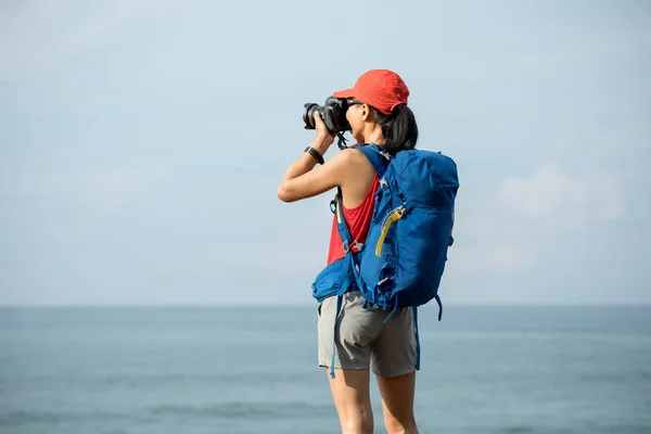 Femeie Fotograf Drumeții Malul Mării Fotografierea Camera — Fotografie, imagine de stoc